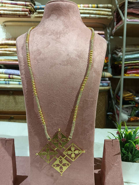 GEOMETRIC NECKPIECE
